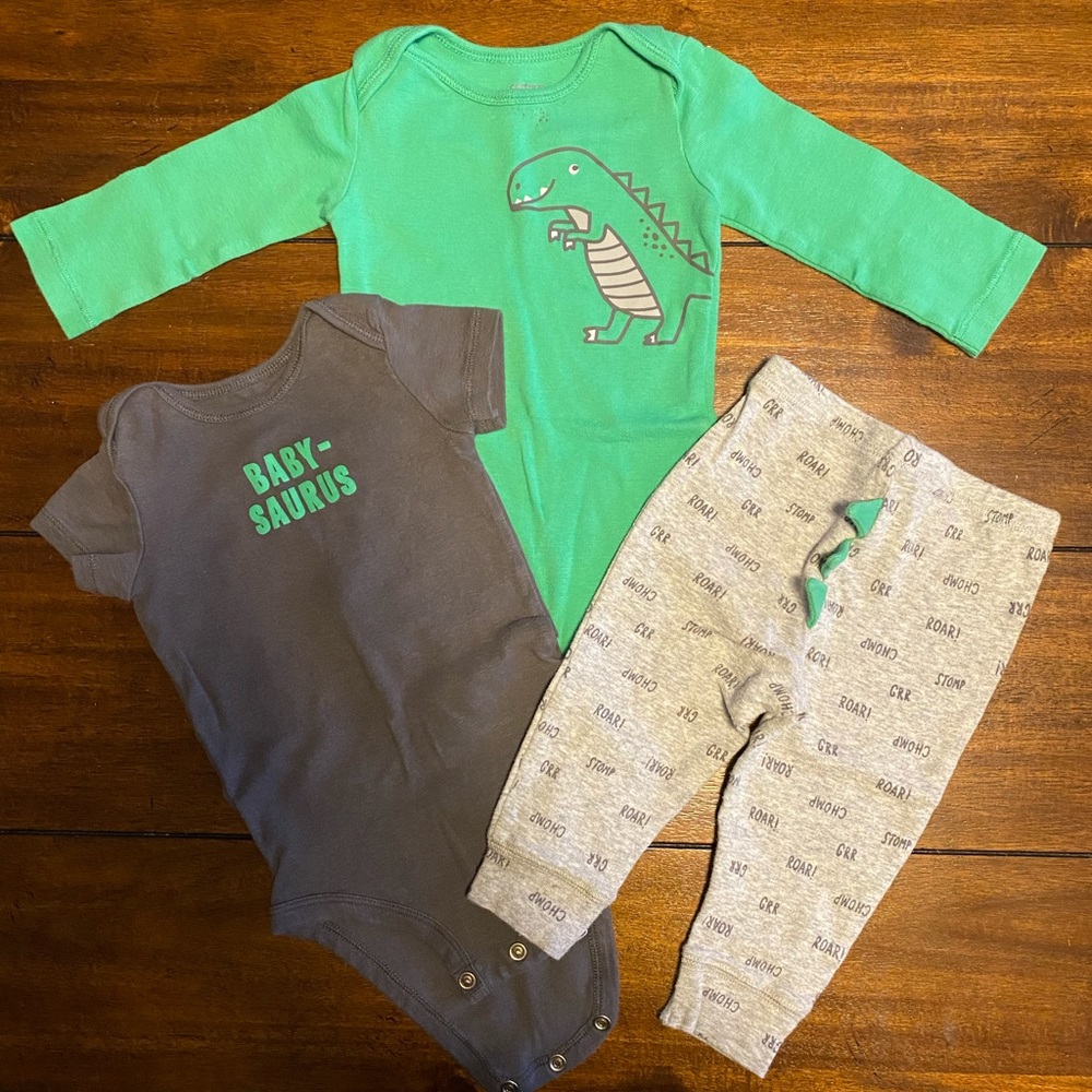Carter’s dino set